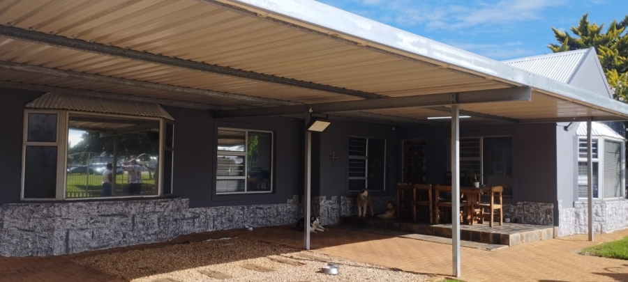 4 Bedroom Property for Sale in Noorsekloof Eastern Cape